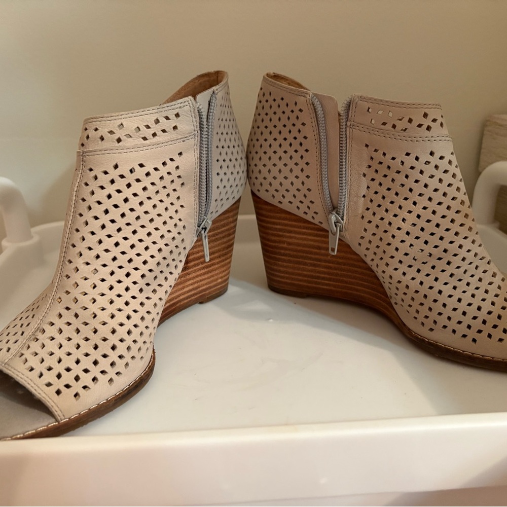 Lucky Brand Tan Perforated Wedge Sandals